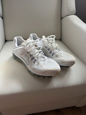 Nike White Mesh Athletic Running Shoes with Olive Accents